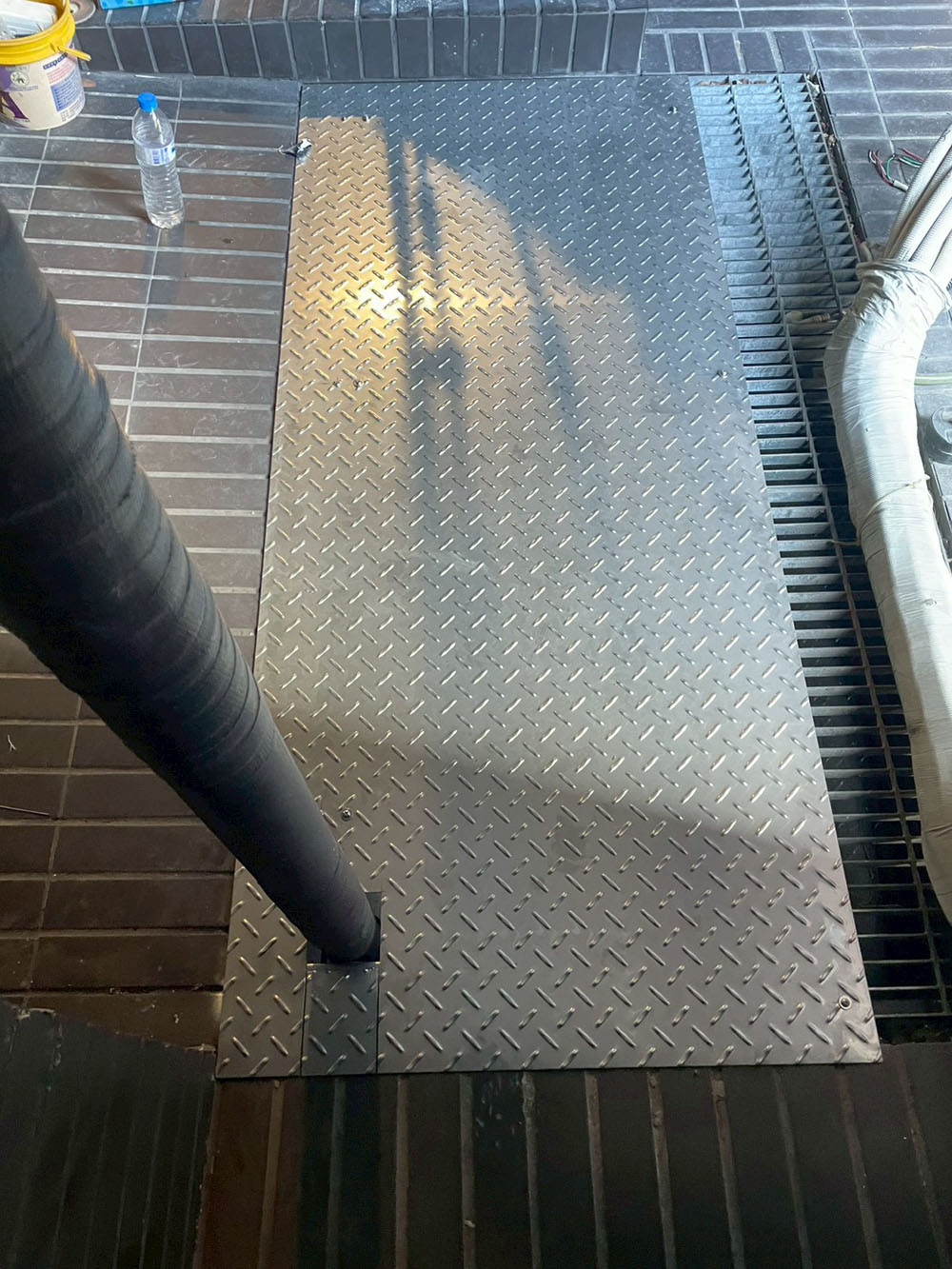 新北舊鐵皮屋覆蓋剩餘烤漆板